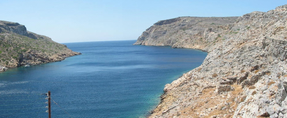 Chersonisos Einfahrt zur Bucht Sifnos Kykladen yachtcharter